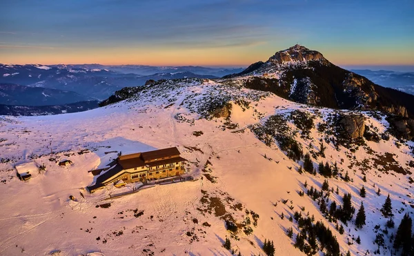 Dochia Chalet Und Toaca Peak Bei Sonnenaufgang Ceahlau Mountains National — Stockfoto