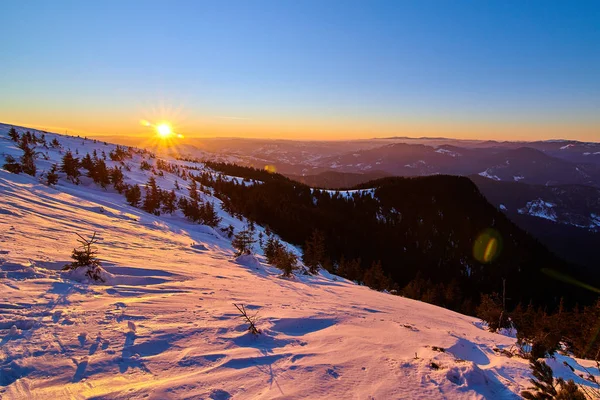 Vuelo Sobre Las Espectaculares Pistas Esquí Las Montañas Los Cárpatos —  Fotos de Stock