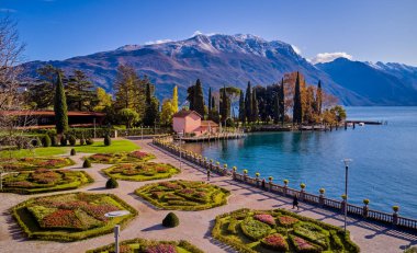 Güz döneminde güzel Garda Gölü 'nün panoramik manzarası. Riva del Garda kasabası ve Garda Gölü, Trentino Alto Adige bölgesi, İtalya