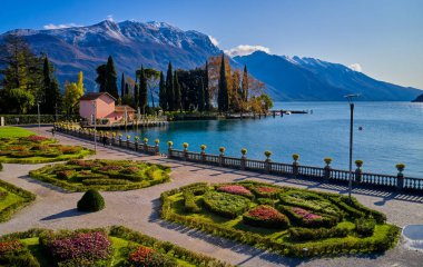 Güz döneminde güzel Garda Gölü 'nün panoramik manzarası. Riva del Garda kasabası ve Garda Gölü, Trentino Alto Adige bölgesi, İtalya