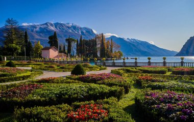 Güz döneminde güzel Garda Gölü 'nün panoramik manzarası. Riva del Garda kasabası ve Garda Gölü, Trentino Alto Adige bölgesi, İtalya