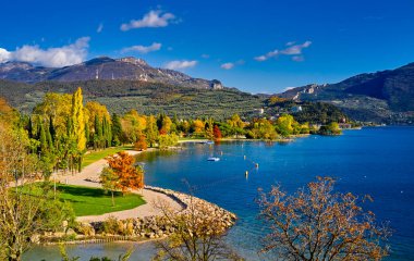 Güz döneminde güzel Garda Gölü 'nün panoramik manzarası. Riva del Garda kasabası ve Garda Gölü, Trentino Alto Adige bölgesi, İtalya