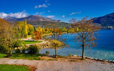 Güz döneminde güzel Garda Gölü 'nün panoramik manzarası. Riva del Garda kasabası ve Garda Gölü, Trentino Alto Adige bölgesi, İtalya