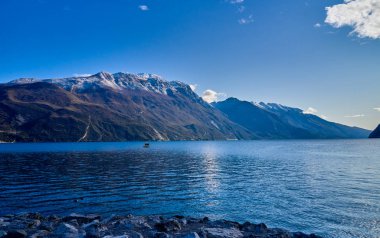 Güz döneminde güzel Garda Gölü 'nün panoramik manzarası. Riva del Garda kasabası ve Garda Gölü, Trentino Alto Adige bölgesi, İtalya