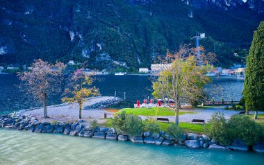 Güz döneminde güzel Garda Gölü 'nün panoramik manzarası. Riva del Garda kasabası ve Garda Gölü, Trentino Alto Adige bölgesi, İtalya