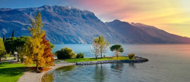Güz döneminde güzel Garda Gölü 'nün panoramik manzarası. Riva del Garda kasabası ve Garda Gölü, Trentino Alto Adige bölgesi, İtalya