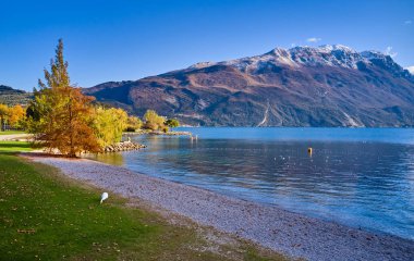 Güz döneminde güzel Garda Gölü 'nün panoramik manzarası. Riva del Garda kasabası ve Garda Gölü, Trentino Alto Adige bölgesi, İtalya