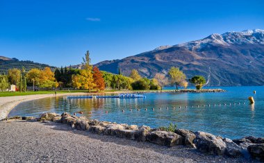 Güz döneminde güzel Garda Gölü 'nün panoramik manzarası. Riva del Garda kasabası ve Garda Gölü, Trentino Alto Adige bölgesi, İtalya