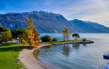 Güz döneminde güzel Garda Gölü 'nün panoramik manzarası. Riva del Garda kasabası ve Garda Gölü, Trentino Alto Adige bölgesi, İtalya