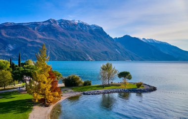 Güz döneminde güzel Garda Gölü 'nün panoramik manzarası. Riva del Garda kasabası ve Garda Gölü, Trentino Alto Adige bölgesi, İtalya