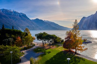 Güz döneminde güzel Garda Gölü 'nün panoramik manzarası. Riva del Garda kasabası ve Garda Gölü, Trentino Alto Adige bölgesi, İtalya
