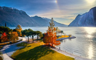 Riva del Garda 'da güzel ve renkli bir sonbahar, Garda Gölü dağlarla çevrili, Trentino Alto Adige bölgesi, Lago di garda, İtalya