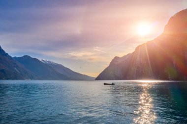 Riva del Garda 'da güzel ve renkli bir sonbahar, muhteşem Garda Gölü' nün panoraması sonbahar zamanı dağlarla çevrili.