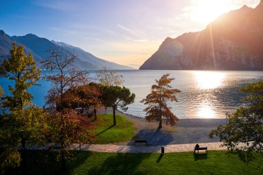 Riva del Garda 'da güzel ve renkli bir sonbahar, muhteşem Garda Gölü' nün panoraması sonbahar zamanı dağlarla çevrili.