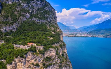 Yazın güzel Garda Gölü ve Riva del Garda kasabasının panoramik manzarası, Trentino Alto Adige bölgesi, İtalya