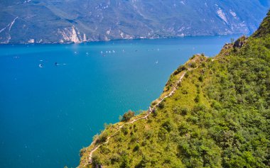 Yazın güzel Garda Gölü ve Riva del Garda kasabasının panoramik manzarası, Trentino Alto Adige bölgesi, İtalya