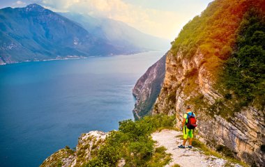 Yazın güzel Garda Gölü ve Riva del Garda kasabasının panoramik manzarası, Trentino Alto Adige bölgesi, İtalya