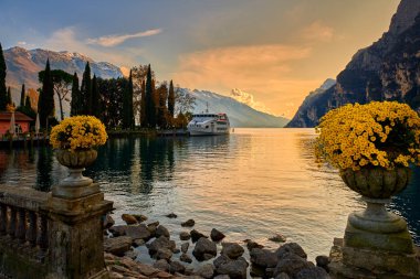 Riva del Garda 'da güzel ve renkli bir sonbahar, Garda Gölü dağlarla çevrili, Trentino Alto Adige bölgesi, Lago di garda, İtalya