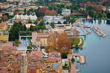Güz döneminde güzel Garda Gölü 'nün panoramik manzarası. Riva del Garda kasabası ve Garda Gölü, Trentino Alto Adige bölgesi, İtalya