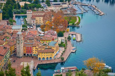 Güzel Garda Gölü 'nün panoramik manzarası, Trentino Alto Adige bölgesi, İtalya