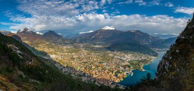 Güz döneminde güzel Garda Gölü 'nün panoramik manzarası. Riva del Garda kasabası ve Garda Gölü, Trentino Alto Adige bölgesi, İtalya
