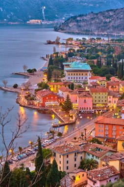 Şehir merkezini ve Torbole Caddesi 'ni süsleyen Noel ışıkları, Vi