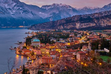 Şehir merkezini süsleyen Noel ışıkları ve Riva del Garda Caddesi geceleri güzel Riva del Garda kasabasının manzarası, İtalya