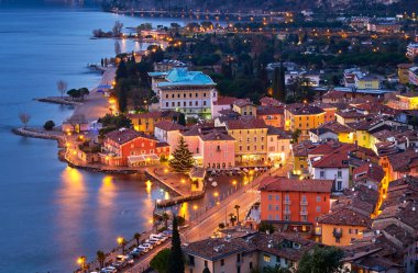 Şehir merkezini süsleyen Noel ışıkları ve Riva del Garda Caddesi geceleri güzel Riva del Garda kasabasının manzarası, İtalya