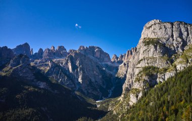 Molveno 'dan görünen Dolomites di Brenta grubunun güzel manzarası