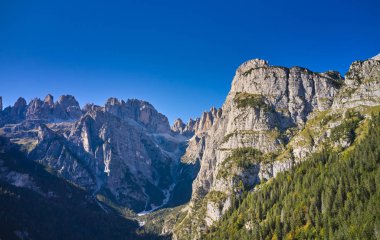 Molveno 'dan görünen Dolomites di Brenta grubunun güzel manzarası