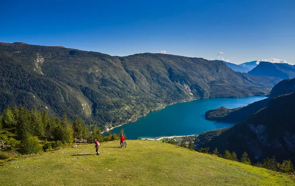 İtalya 'nın Trentino kentindeki Molveno Gölü ve Molveno Gölü üzerindeki hava manzarası.