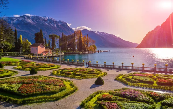 Riva del Garda 'da güzel ve renkli bir sonbahar, muhteşem Garda Gölü' nün panoraması sonbahar zamanı dağlarla çevrili.