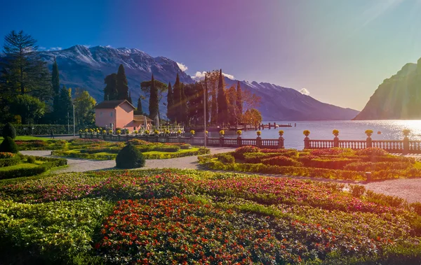 Güz döneminde güzel Garda Gölü 'nün panoramik manzarası. Riva del Garda kasabası ve Garda Gölü, Trentino Alto Adige bölgesi, İtalya