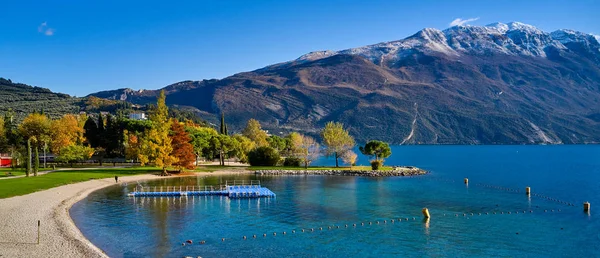 Güz döneminde güzel Garda Gölü 'nün panoramik manzarası. Riva del Garda kasabası ve Garda Gölü, Trentino Alto Adige bölgesi, İtalya