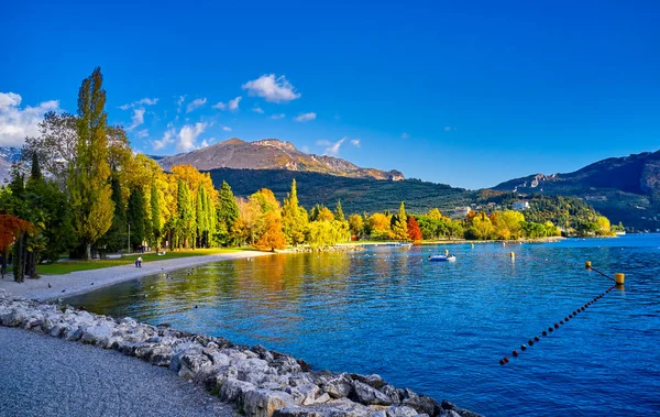 Güz döneminde güzel Garda Gölü 'nün panoramik manzarası. Riva del Garda kasabası ve Garda Gölü, Trentino Alto Adige bölgesi, İtalya