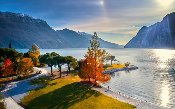 Riva del Garda 'da güzel ve renkli bir sonbahar, Garda Gölü dağlarla çevrili, Trentino Alto Adige bölgesi, Lago di garda, İtalya