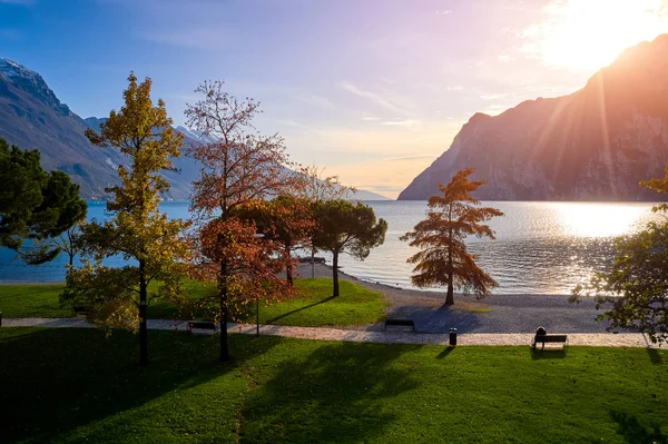 Riva del Garda 'da güzel ve renkli bir sonbahar, muhteşem Garda Gölü' nün panoraması sonbahar zamanı dağlarla çevrili.