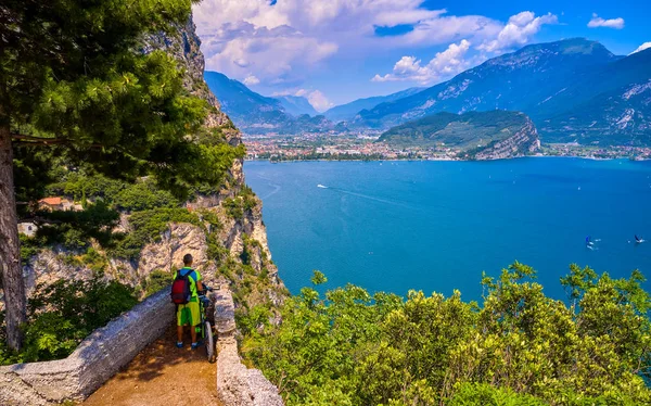 Yazın güzel Garda Gölü ve Riva del Garda kasabasının panoramik manzarası, Trentino Alto Adige bölgesi, İtalya