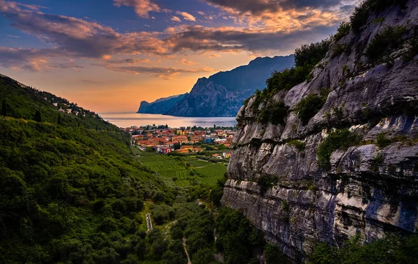 Torbole Panoraması. İtalya, Garda Gölü 'nde küçük bir kasaba. Europa, Garda Gölü yazın dağlarla çevrilidir.