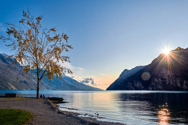 Hermoso Colorido Otoño Riva Del Garda Lago Garda Rodeado Montañas —  Fotos de Stock