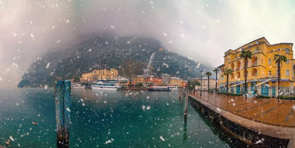 View Beautiful Lake Garda Surrounded Mountains Riva Del Garda Town — стоковое фото