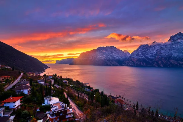 Garda Gölü 'nün güzel Panorama' sı kış günbatımında Garda Gölü 'nün etrafı dağlarla çevrili, Trentino Alto Adige bölgesi, Lago di garda, İtalya