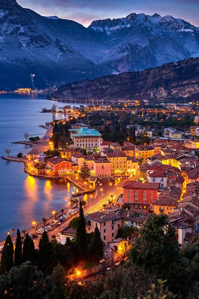 Güzel Garda Gölü 'nün panoramik manzarası akşam, İtalya