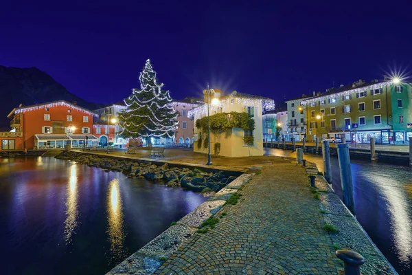 Luzes Natal Adornando Centro Cidade Riva Del Garda Street Vista — Fotografia de Stock