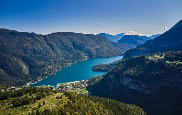Vista Aérea Sobre Hermosa Ciudad Molveno Lago Molveno Lago Alpino —  Fotos de Stock