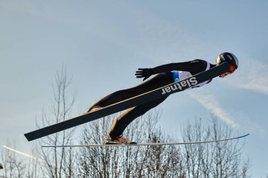 Rasnov, Romanya - 24-26 Ocak 2020: Romanya 'nın Rasnov kentinde düzenlenen Bayanlar Fis Dünya Kayak Şampiyonası' nı kazanmak için bilinmeyen atlamacı yarışıyor