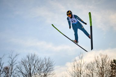 Rasnov, Romanya - 24-26 Ocak 2020: Romanya 'nın Rasnov kentinde düzenlenen Bayanlar Fis Dünya Kayak Şampiyonası' nı kazanmak için bilinmeyen atlamacı yarışıyor