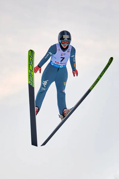ルーマニア ラズノフ 2020年1月24日 26日 ルーマニア ラズノフで開催されたレディースフィスワールドカップスキージャンプ大会でマルシーナー マヌエラスキージャンパーが優勝 — ストック写真