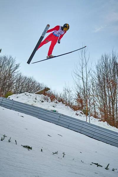 Rasnov Romênia Janeiro 2020 Desconhecido Jumper Esqui Compacta Para Ganhar — Fotografia de Stock