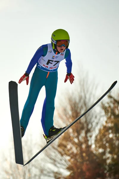 Rasnov Romênia Janeiro 2020 Desconhecido Jumper Esqui Compacta Para Ganhar — Fotografia de Stock